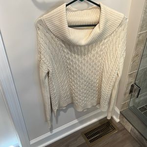 Womens cream colored American Eagle sweater size small but can fit a medium